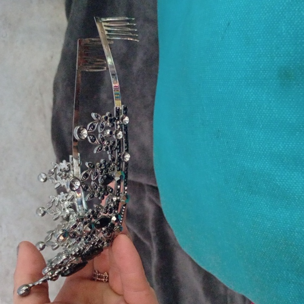 Beautiful Tiara - Picture 3 of 3